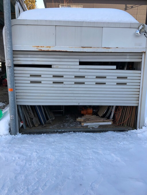 札幌市北区　新琴似でカスケードのシャッターに車ぶつけて大変【シャッターSOS】