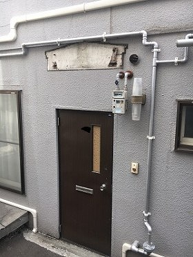 札幌市白石区　アパートの鉄骨製作の庇とりつけ【シャッターSOS】